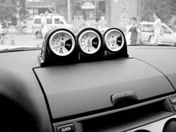 穿花衣 蓝眼睛 马自达6小做改装扮“酷”